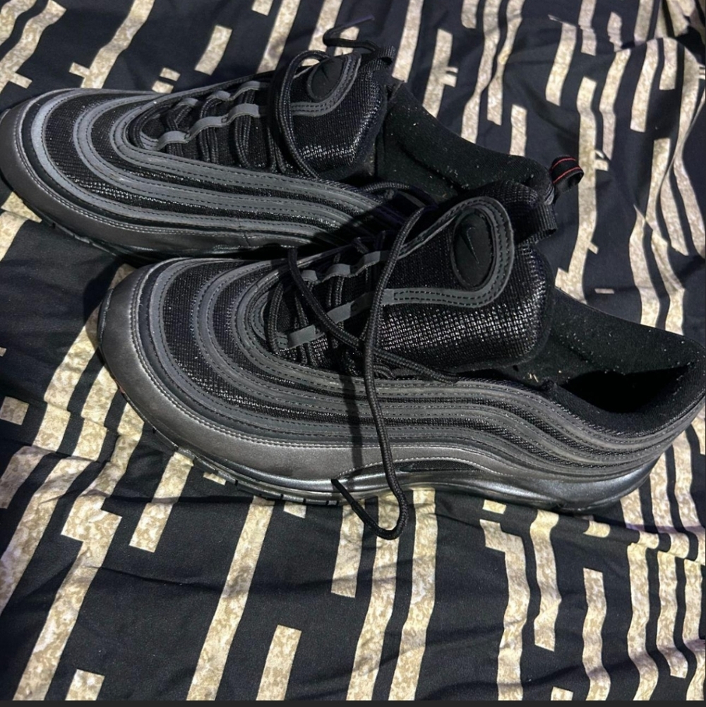 Black Reflective Wave-Pattern Athletic Sneakers